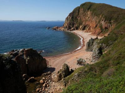Остров Желтухина. Пляж с розовой галькой